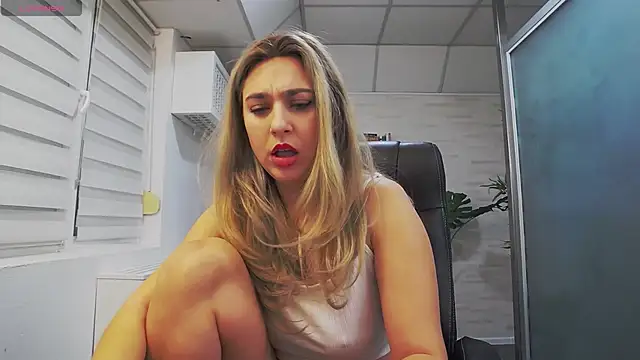 Snapshot of AvaBlue_ chatting on February 6, 7:13 am AvaBlue online show from February 6, 7:13 am