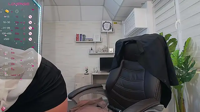 Snapshot of AvaBlue_ chatting on March 3, 4:10 am AvaBlue online show from March 3, 4:10 am