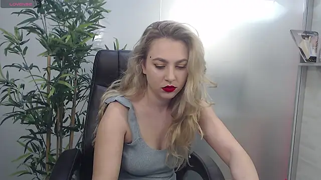 Snapshot of AvaBlue_ chatting on March 2, 4:07 am AvaBlue online show from March 2, 4:07 am