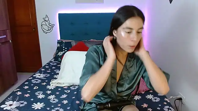 Snapshot of antonella_sweet33 chatting on January 24, 8:00 pm antonella sweet33 online show from January 24, 8:00 pm