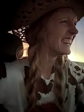 Snapshot of GoldenFlameGoddess chatting on November 3, 1:22 am GoldenFlameGoddess online show from November 3, 1:22 am