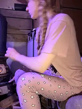 Snapshot of GoldenFlameGoddess chatting on February 3, 5:16 am GoldenFlameGoddess online show from February 3, 5:16 am