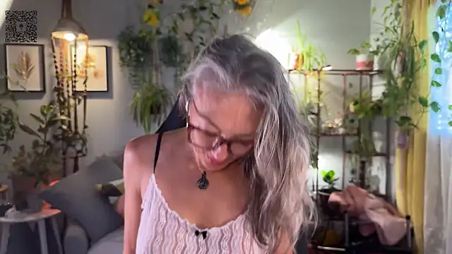 Snapshot of sunniedayz_ chatting on September 16, 3:24 pm sunniedayz  online show from September 16, 3:24 pm