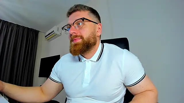 Snapshot of Findom_guy chatting on April 19, 11:33 am Findom guy online show from April 19, 11:33 am