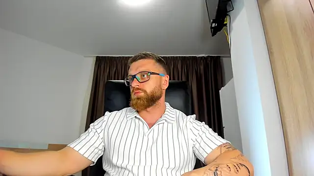 Snapshot of Findom_guy chatting on June 17, 3:33 pm Findom guy online show from June 17, 3:33 pm