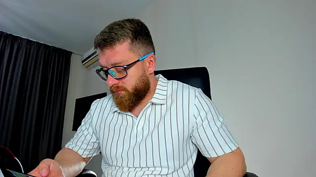 Snapshot of Findom_guy chatting on May 10, 10:41 am Findom guy online show from May 10, 10:41 am