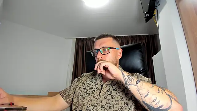Snapshot of Findom_guy chatting on July 18, 5:43 pm Findom guy online show from July 18, 5:43 pm