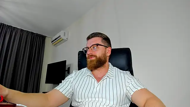 Snapshot of Findom_guy chatting on May 16, 4:50 pm Findom guy online show from May 16, 4:50 pm