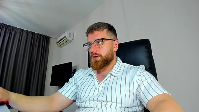 Snapshot of Findom_guy chatting on April 21, 12:01 pm Findom guy online show from April 21, 12:01 pm