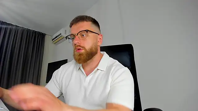 Snapshot of Findom_guy chatting on April 26, 11:51 am Findom guy online show from April 26, 11:51 am