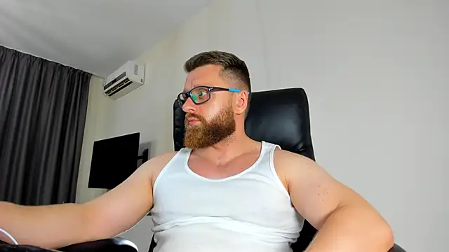 Snapshot of Findom_guy chatting on May 28, 12:18 am Findom guy online show from May 28, 12:18 am