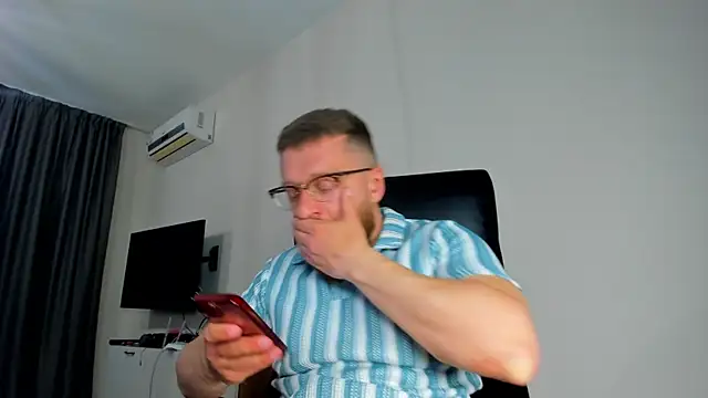 Snapshot of Findom_guy chatting on April 29, 5:30 pm Findom guy online show from April 29, 5:30 pm