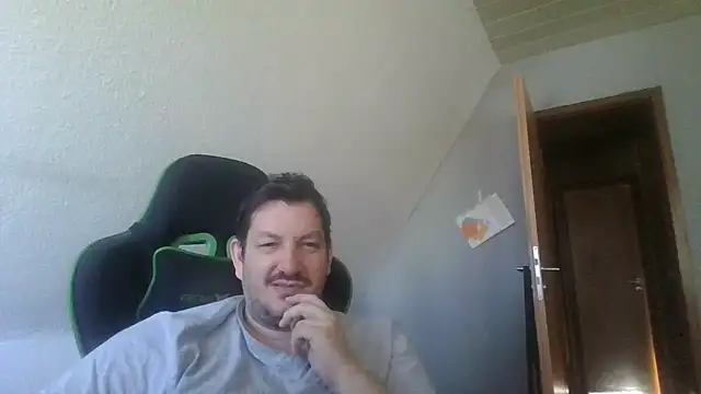 Snapshot of Golffahrer1982 chatting on April 18, 7:11 am Golffahrer1982 online show from April 18, 7:11 am