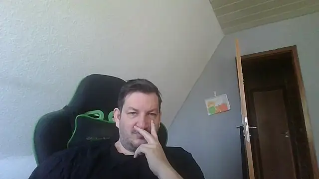 Snapshot of Golffahrer1982 chatting on March 20, 9:54 am Golffahrer1982 online show from March 20, 9:54 am