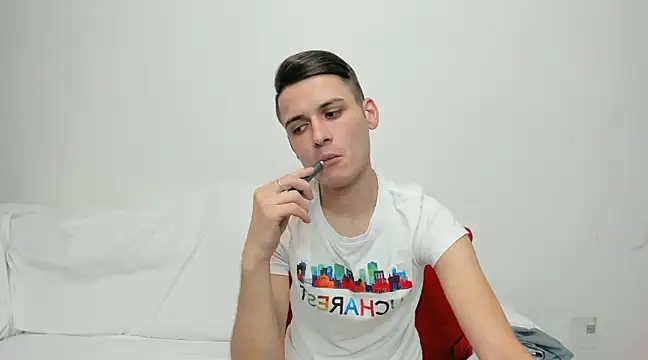 Snapshot of andboyfor6 chatting on December 11, 2:09 am andboyfor6 online show from December 11, 2:09 am