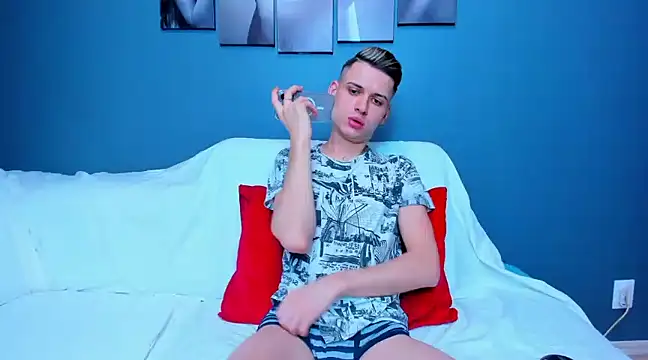 Snapshot of andboyfor6 chatting on January 22, 9:35 am andboyfor6 online show from January 22, 9:35 am