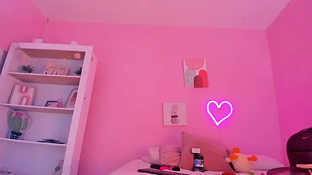 Sophiietaylor online show from March 15, 11:50 pm