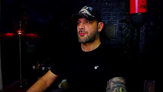 Snapshot of LexXHardy chatting on October 31, 12:07 am LexXHardy online show from October 31, 12:07 am