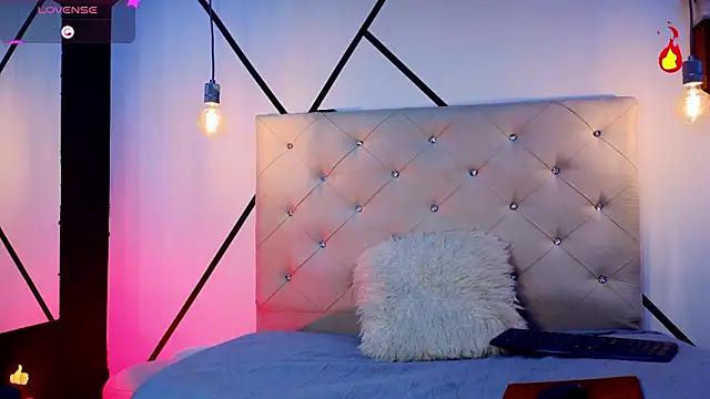 Snapshot of violetasimonz chatting on February 9, 10:30 pm violetasimonz online show from February 9, 10:30 pm