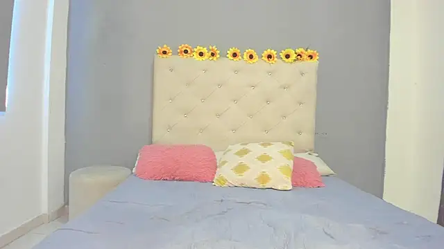 Snapshot of violetasimonz chatting on March 15, 4:54 pm violetasimonz online show from March 15, 4:54 pm