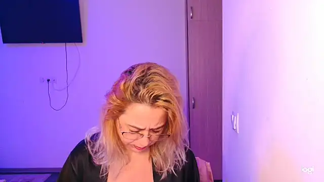 Snapshot of freyyamore1 chatting on March 2, 7:37 am freyyamore1 online show from March 2, 7:37 am