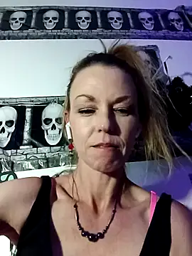 Snapshot of cammyquart chatting on October 21, 2:55 am cammyquart online show from October 21, 2:55 am