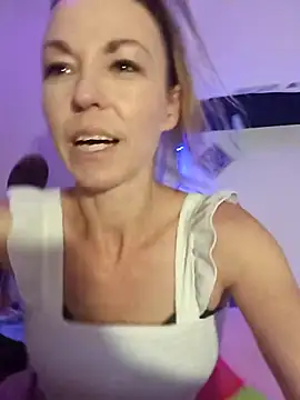 Snapshot of cammyquart chatting on November 20, 5:08 am cammyquart online show from November 20, 5:08 am