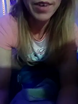 Snapshot of cammyquart chatting on November 6, 1:31 am cammyquart online show from November 6, 1:31 am