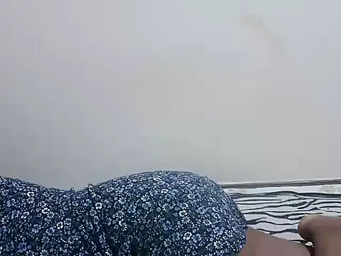 Snapshot of prettybeee chatting on December 3, 10:42 pm prettybeee online show from December 3, 10:42 pm