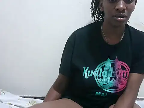 Snapshot of prettybeee chatting on October 30, 1:26 am prettybeee online show from October 30, 1:26 am