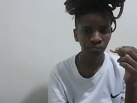 prettybeee online show from February 5, 11:55 pm