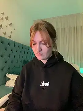 Snapshot of _Chlo__e chatting on March 3, 4:32 am Chlo e online show from March 3, 4:32 am