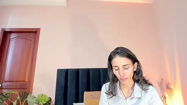 Nina Cavaali online show from November 17, 6:23 pm