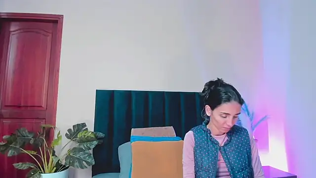 Nina Cavaali online show from November 28, 6:30 pm