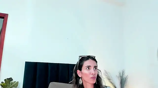 Nina Cavaali online show from February 5, 6:15 pm