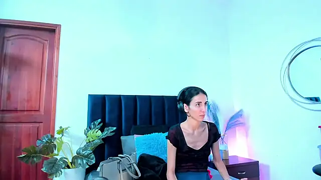Nina Cavaali online show from October 10, 6:20 pm