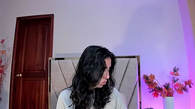 Nina Cavaali online show from November 13, 6:12 pm