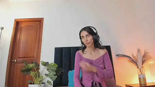 Nina Cavaali online show from September 16, 6:20 pm