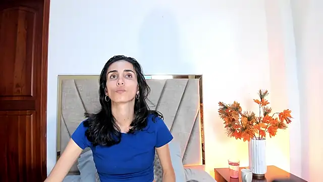 Nina Cavaali online show from October 14, 6:30 pm