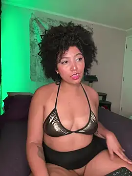 Snapshot of michell_bling1 chatting on January 21, 5:27 am michell bling1 online show from January 21, 5:27 am