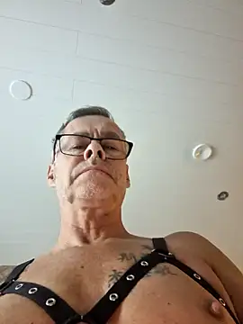 Snapshot of DarrenSullivanSlut chatting on December 17, 8:23 am DarrenSullivanSlut online show from December 17, 8:23 am