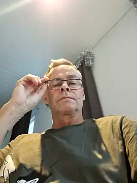 Snapshot of DarrenSullivanSlut chatting on December 4, 10:18 am DarrenSullivanSlut online show from December 4, 10:18 am