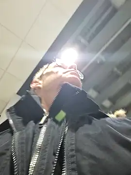 Snapshot of DarrenSullivanSlut chatting on December 2, 11:40 am DarrenSullivanSlut online show from December 2, 11:40 am