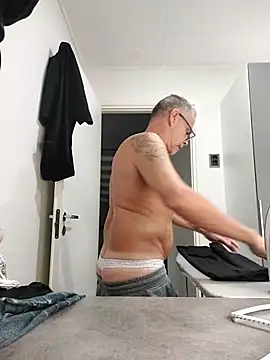 Snapshot of DarrenSullivanSlut chatting on October 6, 9:32 am DarrenSullivanSlut online show from October 6, 9:32 am