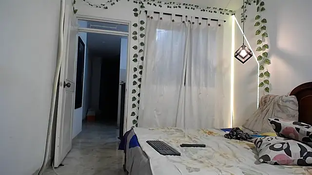 ivonne  hott1 online show from December 20, 12:57 am