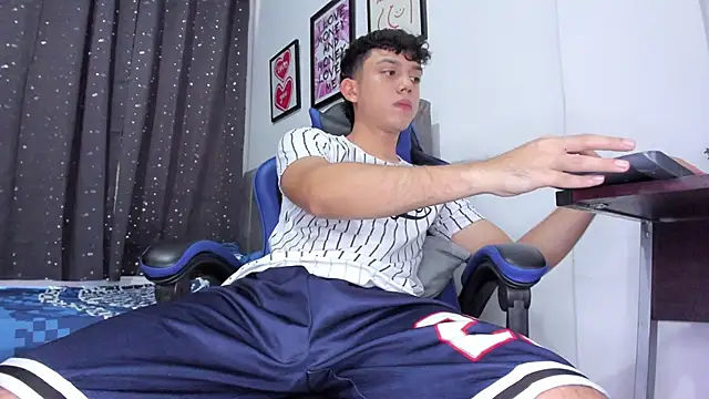 Snapshot of The_skinnyguys chatting on October 28, 10:09 pm The skinnyguys online show from October 28, 10:09 pm