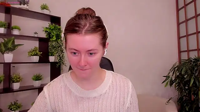 Snapshot of KateCuddle chatting on August 4, 2:05 am KateCuddle online show from August 4, 2:05 am