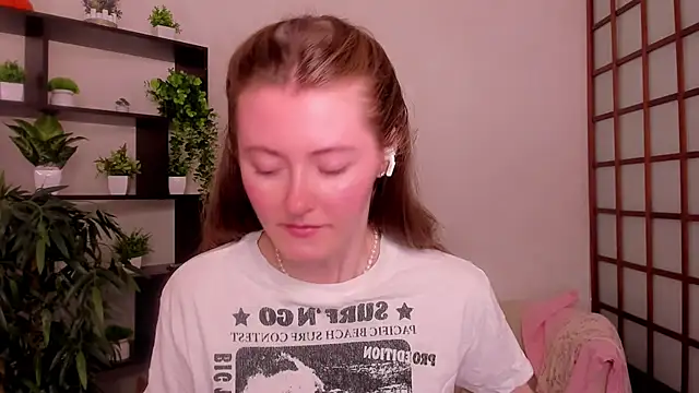 Snapshot of KateCuddle chatting on June 25, 1:58 am KateCuddle online show from June 25, 1:58 am