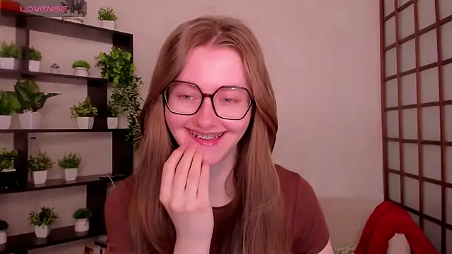 Snapshot of KateCuddle chatting on May 15, 2:20 am KateCuddle online show from May 15, 2:20 am