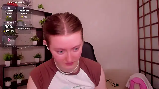 Snapshot of KateCuddle chatting on June 18, 2:10 am KateCuddle online show from June 18, 2:10 am